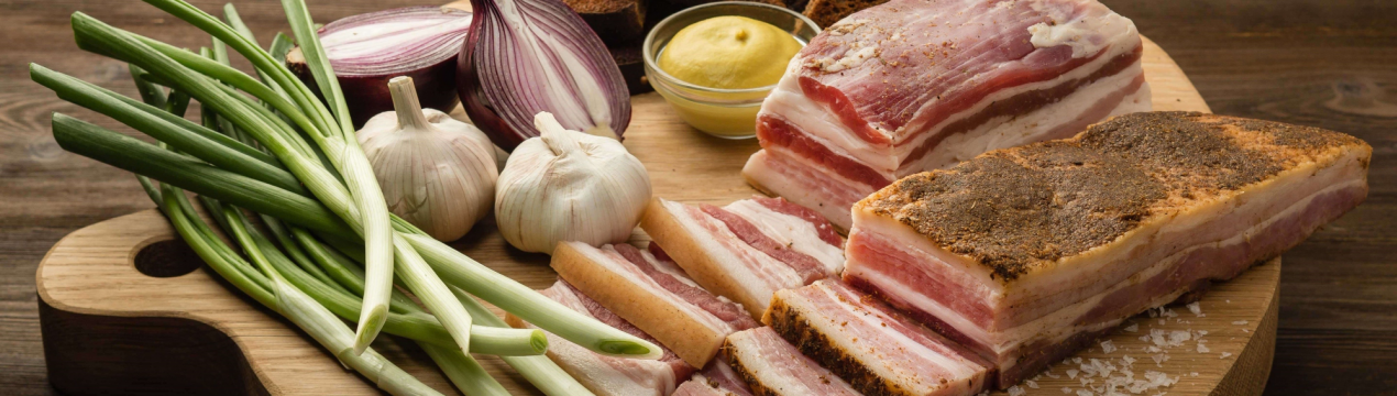 Фермерський делікатес: "золоте" сало в цибулевому лушпинні за особливим рецептом