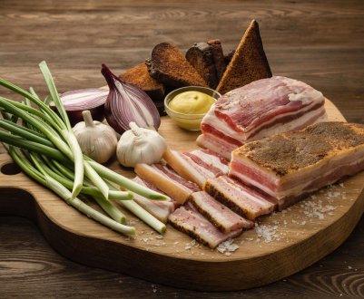 Фермерський делікатес: "золоте" сало в цибулевому лушпинні за особливим рецептом