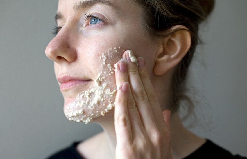 Нанесення маски на обличчя