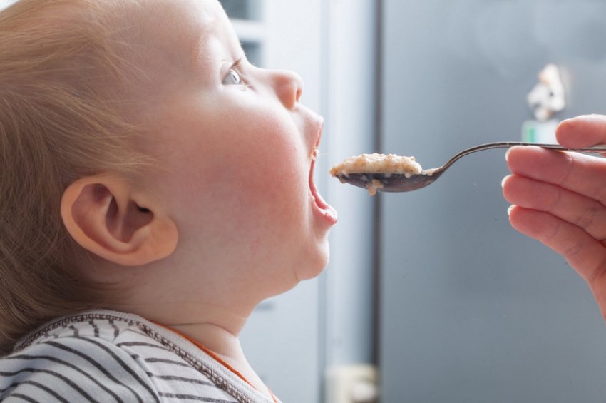 Дитина їсть вівсянку