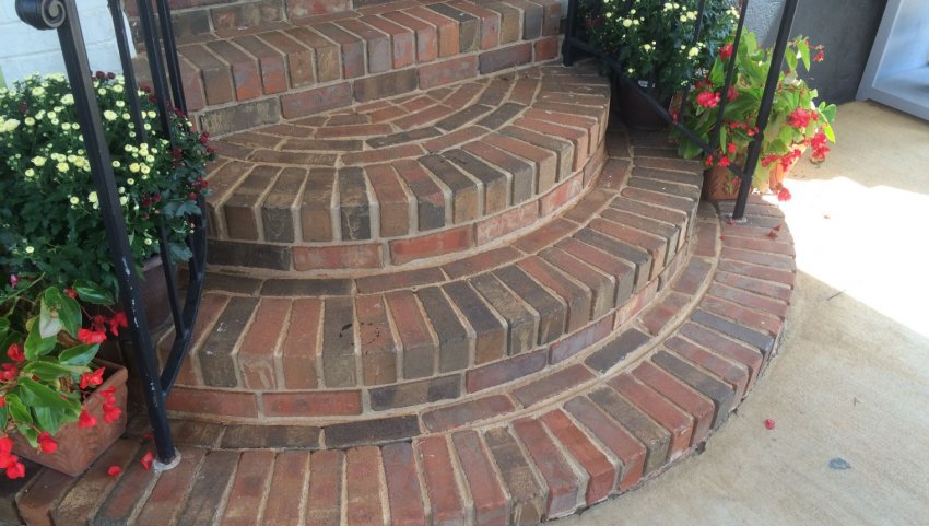 Сходи з цегли