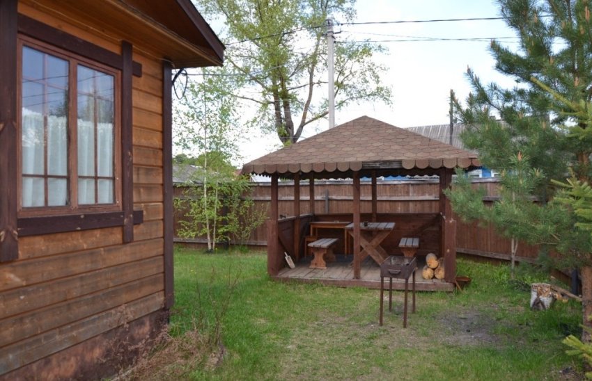 Дерев'яний альтан на ділянці