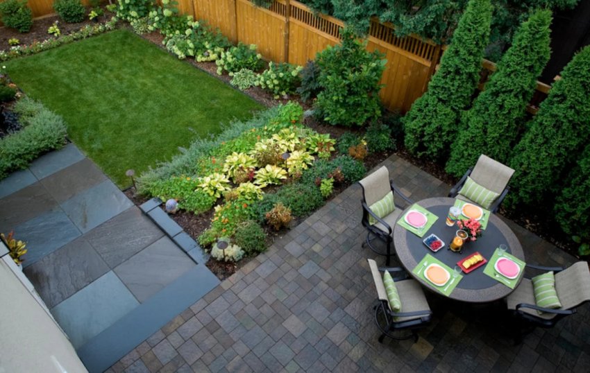 Квітник на ділянці