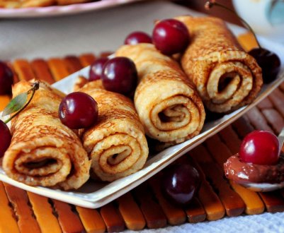 12 найсмачніших начинок для млинців до Масляної