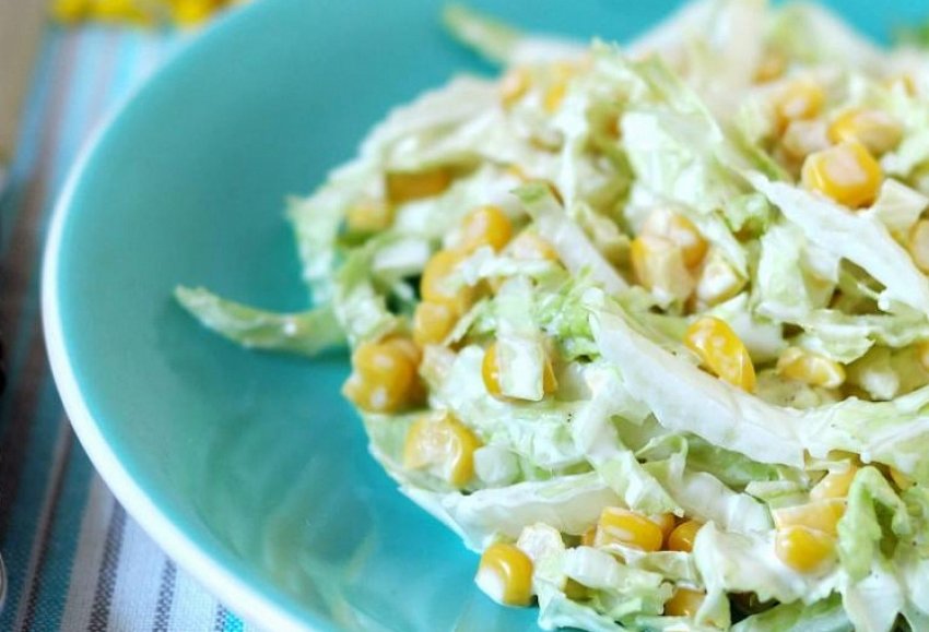 салат капуста кукуруза майонез. салат с капустой и майонезом. салат с пекинской капустой и кукурузой и курицей. салат из свежей капусты с кукурузой. кукуруза и капуста.