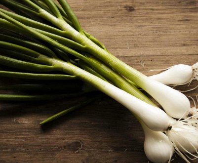 Чому лук не можна тримати в холодильнику і як правильно його зберігати?