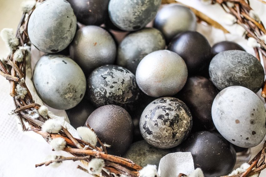 Пасхальні яйця сірого кольору