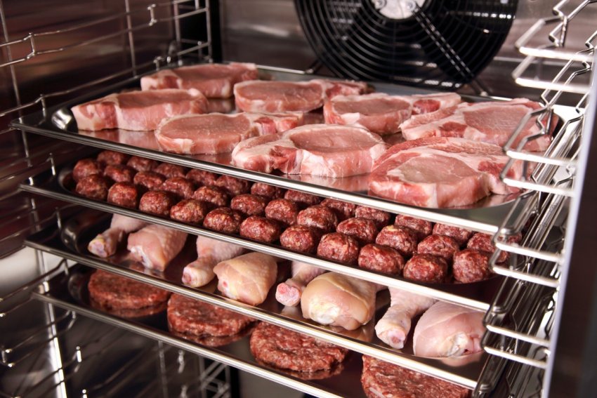 Дорогі нарізки, призначені для ресторанів і готелів, довелося заморозити та помістити на зберігання Дорогі нарізки, призначені для ресторанів і готелів, довелося заморозити та помістити на зберігання