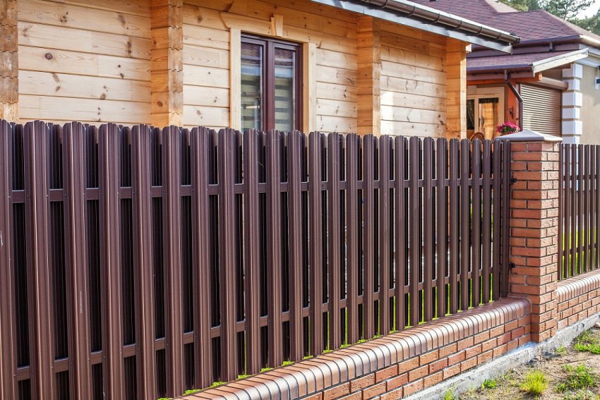 Забор з євроштакетника Забор з євроштакетника