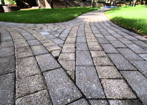 6 методов, которые спасут от сорняков на садовых дорожках