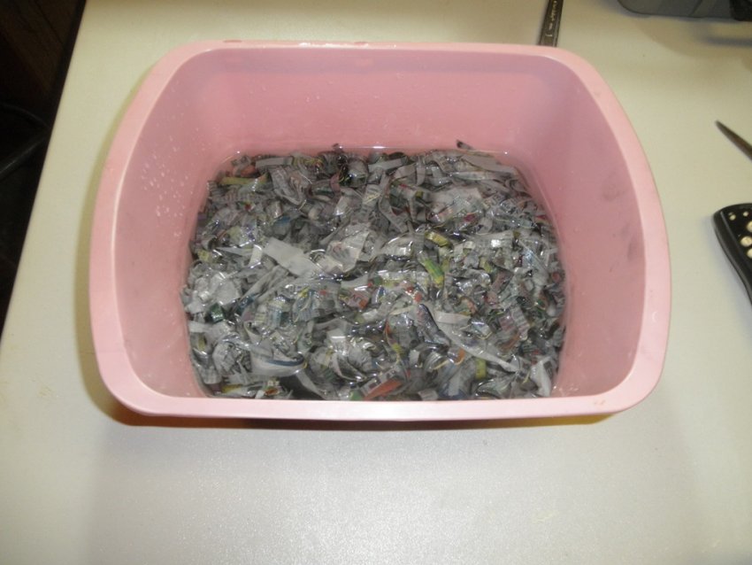 Відмочування газетного паперу в воді Відмочування газетного паперу в воді