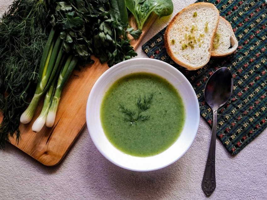 Суп із зеленого горошку з кропом