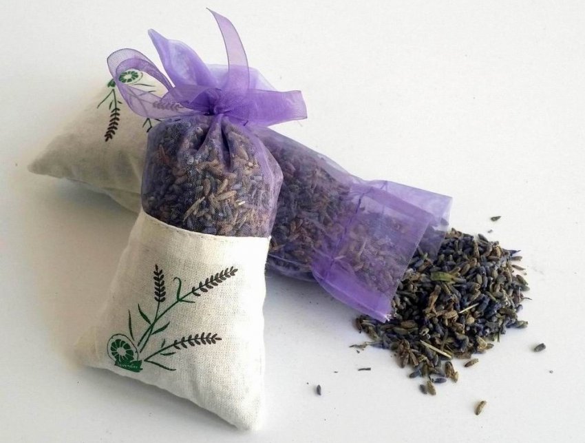 Суха лаванда в текстильній сумочці