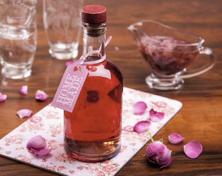 Корична настоянка з рожевих пелюсток