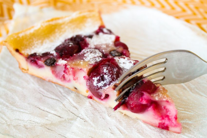 Клафуті з черешнею