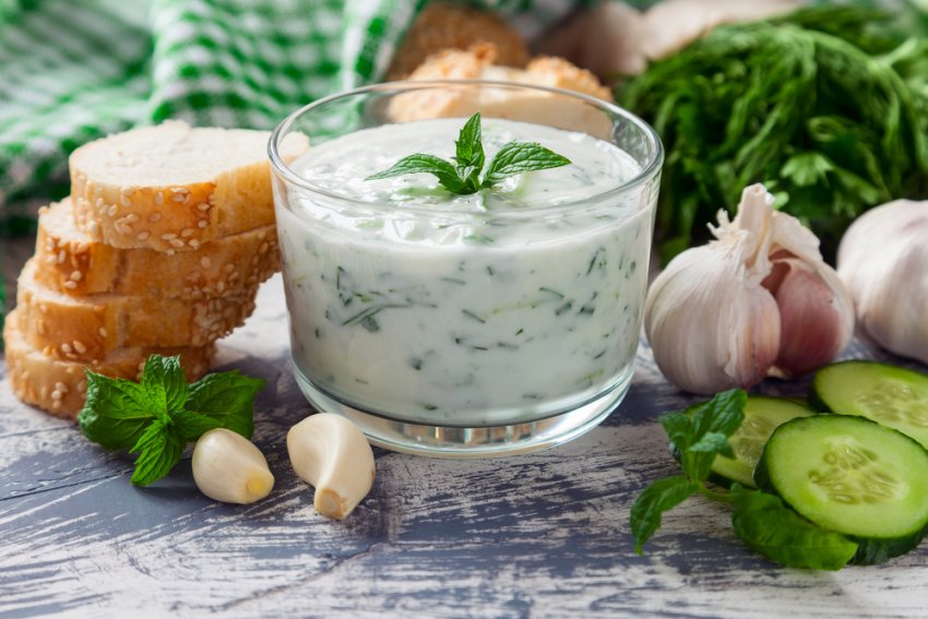 Йогуртовий соус із маринованими огірками Йогуртовий соус із маринованими огірками