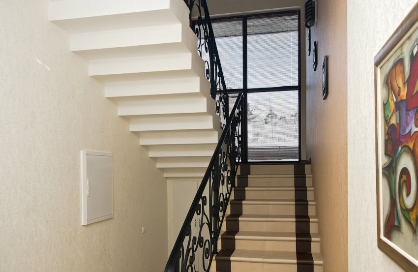 Ніша біля сходів в під'їзді