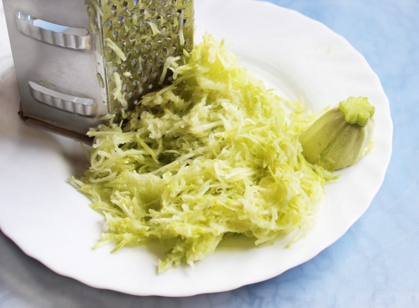 Натертий на дрібній тертці кабачок або збитий яєчний білок Натертий на дрібній тертці кабачок або збитий яєчний білок