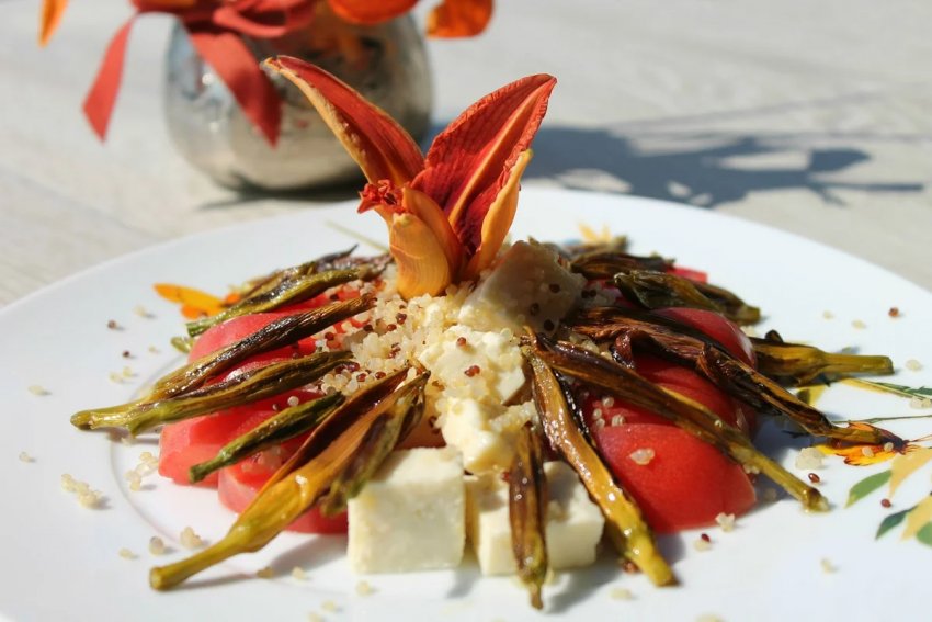 Салат с лилійником