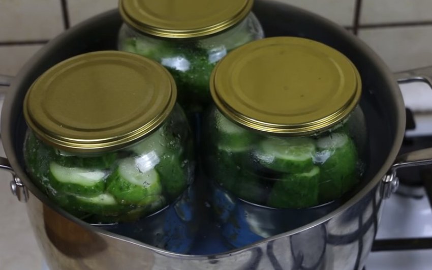 стерилизации огурцов на зиму в банках. стерилизации огурцов на зиму в банках. огурцы с семенами горчицы. стерилизация банки с огурцами. стерилизации огурцов на зиму в банках.