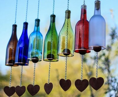 10 способів застосування скляних пляшок для прикраси дачі