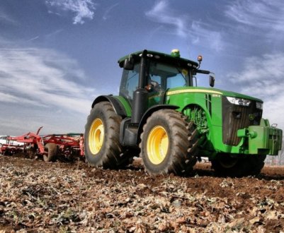 Огляд трактора «John Deere-8335R»