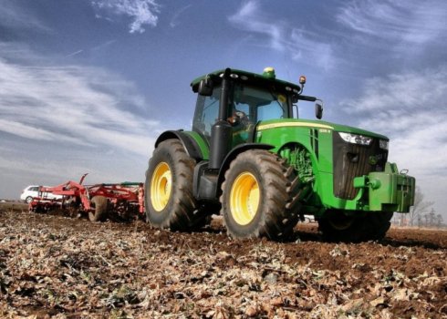 Огляд трактора «John Deere-8335R»