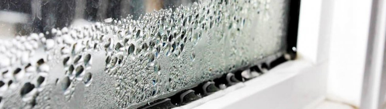 У будинку на дачі запотівають вікна: в чому причина?
