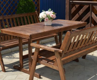 Обираємо захисне покриття для столу і лавок: лак або фарба?