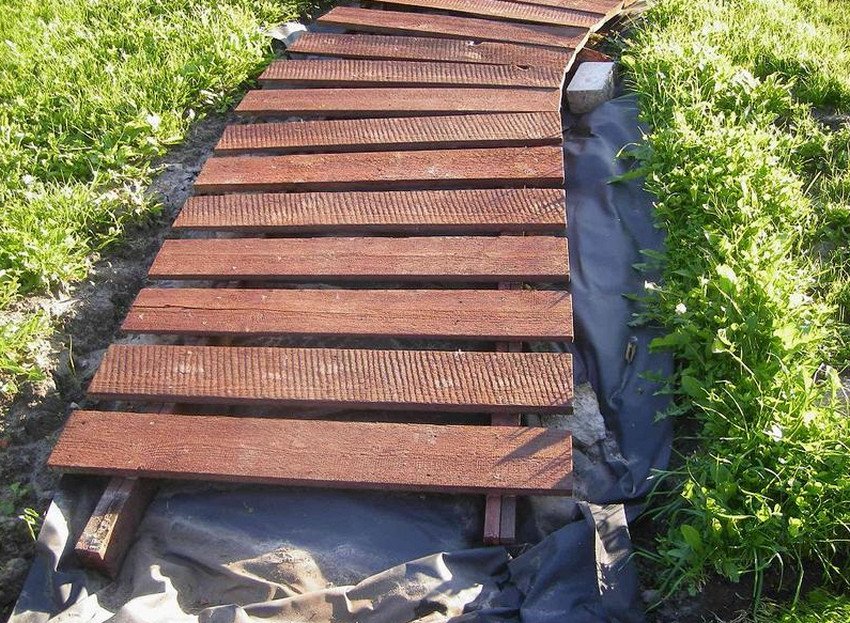 Дерев'яні стежки на дачі