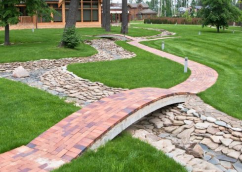 Отсев, доски, или плитка: чем лучше вымостить дорожки на даче?