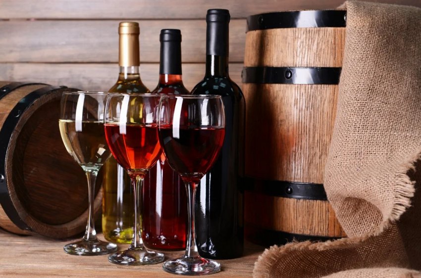 Вино в бокалах