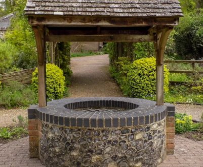 Як правильно вибрати місце для криниці в дворі?