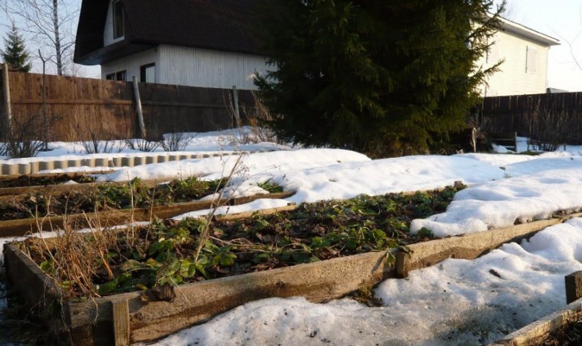 Город в березні