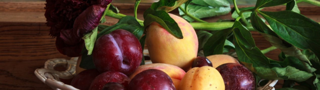 Перші абрикоси і сливи не всім по кишені