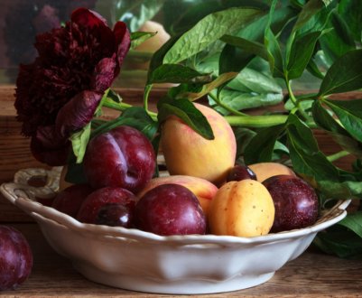 Перші абрикоси і сливи не всім по кишені