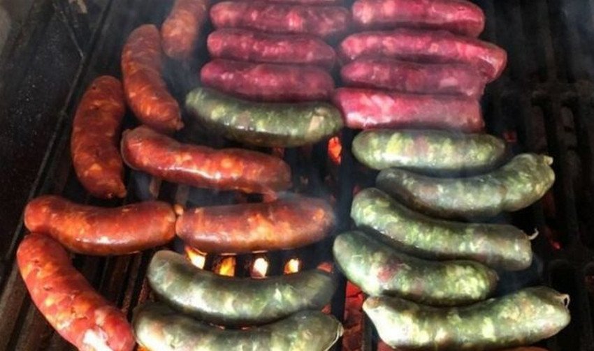 Різнокольорові ковбаски для грилю Різнокольорові ковбаски для грилю