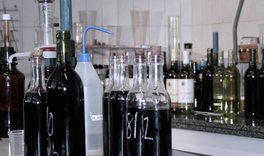 Аналіз вина в лабораторії