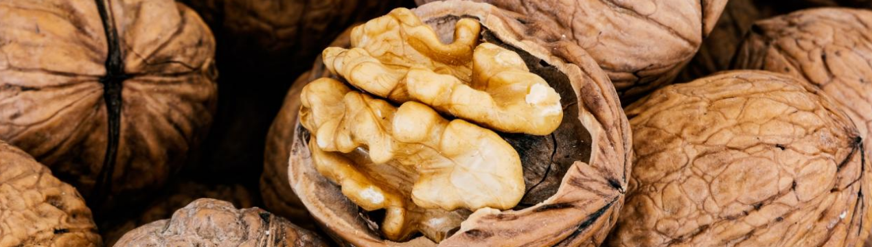 Потрібно лише розчин! Цікавий спосіб швидкого очищення грецьких горіхів