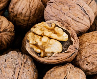 Потрібно лише розчин! Цікавий спосіб швидкого очищення грецьких горіхів