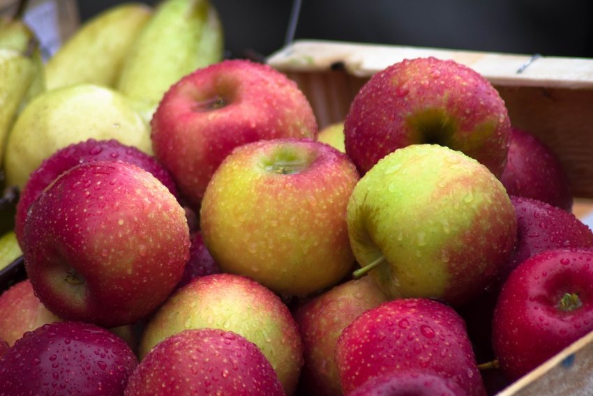 Яблука на ринку Яблука на ринку