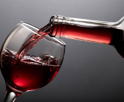Учені розповіли, чому червоне вино викликає головний біль