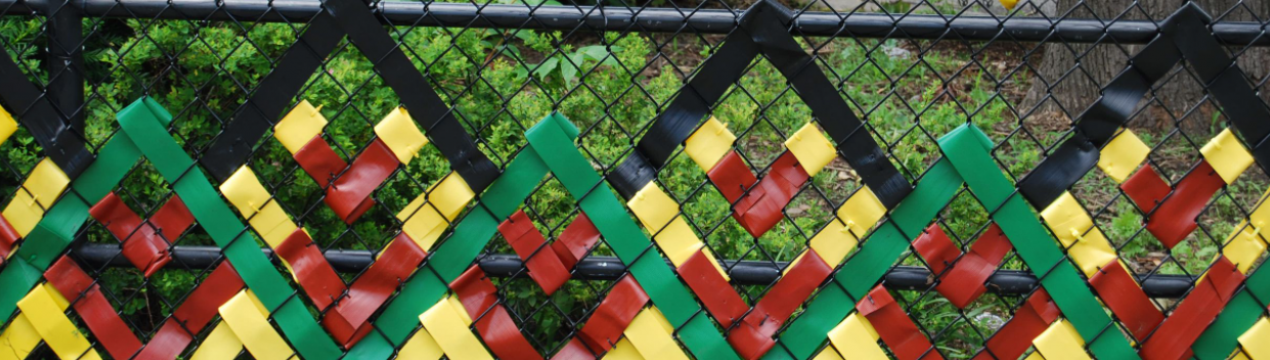 5 нескучних ідей, як прикрасити паркан зі сітки-рабиці