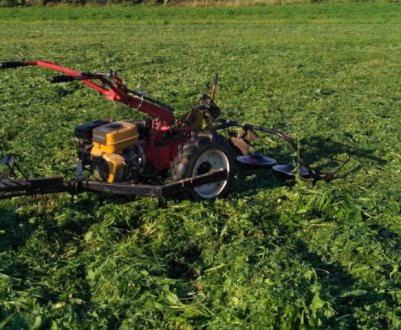 Фермер створив екологічний мотоблок