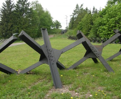 На львівській лавандовій фермі тепер виготовляють противотанкові їжаки