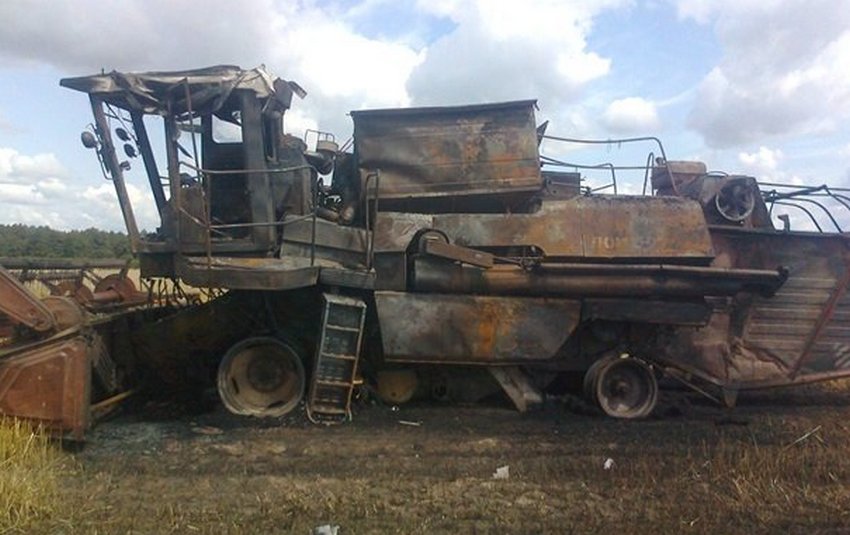 Знищення сільгосптехніки окупантами Знищення сільгосптехніки окупантами