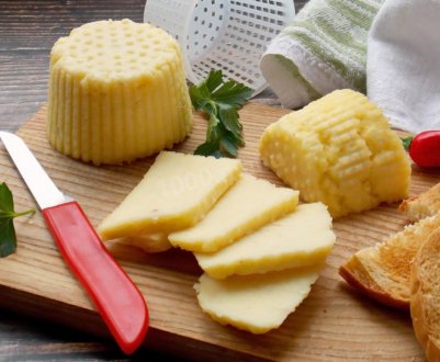 Через війну у березні скоротилось виробництво українського сиру