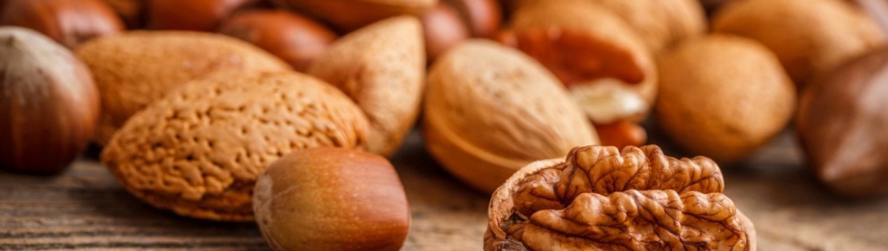 Весь урожай горіха в Україні збирають в лісі і дворах