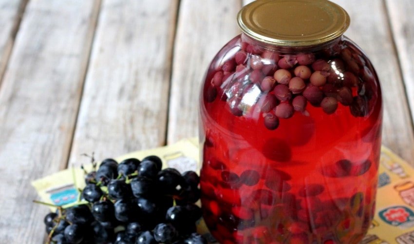 Компот з винограду Ізабелла