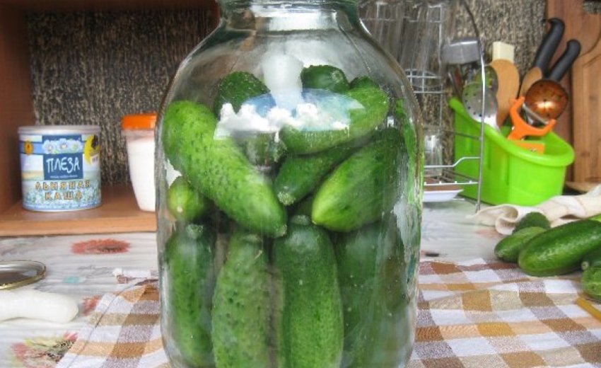 Зберігання огірків в банку